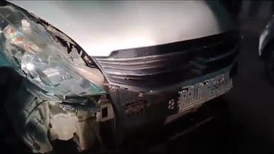 इटावा: सदर तहसील इलाके के गुरु तेग बहादुर ओवर ब्रिज पर कारों की आमने सामने टक्कर, बाल बाल बचे कार सवार ई