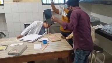 पडरौना: हिरासोती में एक बाइक सवार युवक को 3 बाइक सवार युवकों ने मारपीट कर किया घायल, जिला अस्पताल में घायल का कराया मेडिकल