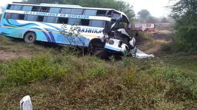 सिहोरा: NH-30 पेट्रोल पंप के पास बस ने ट्रक को पीछे से मारी टक्कर, चार लोग हुए घायल