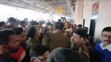 गोरखपुर: पूजा स्पेशल ट्रेन 17 घंटा लेट होने पर यात्रियों ने गोरखपुर रेलवे स्टेशन अधीक्षक के कार्यालय पर किया हंगामा