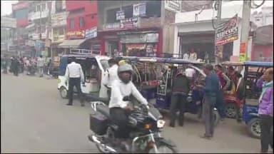 गोपालगंज: शहर के अंबेडकर चौक पर एसपी के निर्देश पर बिना नंबर प्लेट के चलने वाले ई रिक्शा को जब्त करने की प्रकिया हुई शुरू