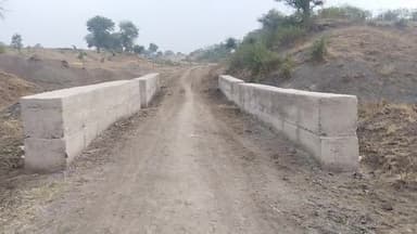 उन्हेल नागेश्वर तलाई के खेड़ा से शिप्रा जी के रास्ते में अधूरा पड़ा नाले का निमार्ण ग्राम पंचायत का नही कोई ध्यान