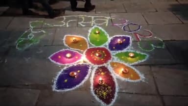 बूंदी: शहर के बाल चंद पाड़ा स्थित नवल सागर झील पर बूंदी महोत्सव के तहत दीपदान कार्यक्रम आयोजित हुआ