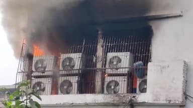 अररिया: बर्मा सेल के समीप वन इंडिया मॉल में बिजली के शॉर्ट सर्किट से लगी आग , दमकल की मदद से आग पर पाया गया काबू