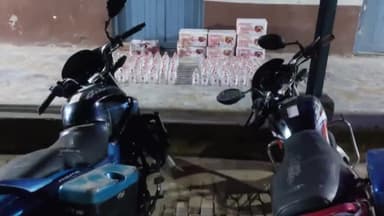 सिकटी: सिकटी पुलिस ने सैदाबाद कॉलोनी से 407 बोतल नेपाली शराब के साथ दो बाइक को किया जप्त तस्कर हुआ फरार।