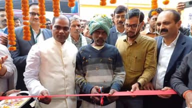 सोनपुर: सोनपुर मेले में श्रम संसाधन विभाग के द्वारा लगाई गई प्रदर्शनी का पहली बार श्रमिक बंधु के द्वारा किया गया उद्घाटन