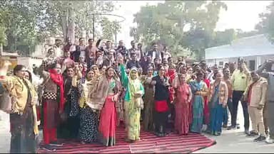 इटावा: कलेक्ट्रेट में शिक्षामित्र वेलफ़ेयर एसोसिएशन ने 4 सूत्रीय मांगों को लेकर किया धरना प्रदर्शन; जमकर की नारेबाजी