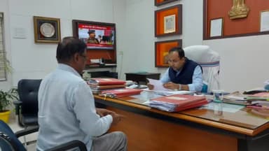 बिहार: समाहरणालय स्थित अपने कार्यालय में जिलाधिकारी ने जनता दरबार लगाकर 17 लोगों की सुनी समस्याएं