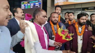 पटना ग्रामीण: उत्तराखंड में सुरंग से रेस्क्यू किये गये बिहार के 5 मजदूर पहुंचे पटना, एयरपोर्ट पर मंत्री सुरेंद्र राम ने की मुलाकात