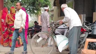 गोरौल: कृषि कार्यालय गोरौल में दर्जनों किसानों के बीच अनुदानित दर पर गेहूं के बीज का किया गया वितरण