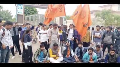 मऊरानीपुर: सेंट मैरिज इंटर कॉलेज में जय श्री राम बोलने पर हाई स्कूल के चार बच्चों को किया निष्कासित,हिंदू संगठनो ने किया प्रदर्शन।