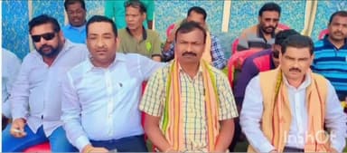 तोकापाल: परपा में टेनिसबॉल क्रिकेट प्रतियोगिता का बीजेपी मंडल अध्यक्ष और चित्रकोट विधानसभा प्रत्याशी विनायक गोयल ने किया शुभारंभ