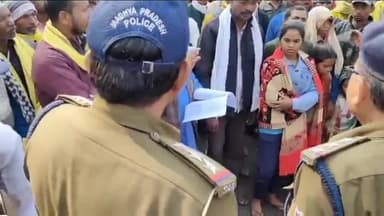 जयसिंहनगर: भुंडी टोला के जंगल मे मिले एक व्यक्ति के शव मामले में सीधी थाने पहुंचे मृतक के परिजनों सहित ग्रामीण