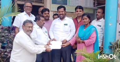 ಮುಂಡರಗಿ: ಪಟ್ಟಣದಲ್ಲಿ ಸಾರ್ವಜನಿಕ ಶೌಚಾಲಯ ಸ್ಥಳಾಂತರಕ್ಕೆ ಒತ್ತಾಯಿಸಿ ಜಗದ್ಗುರು ತೋಂಟದಾರ್ಯ ಸೇವಾ ಸಮಿತಿಯಿಂದ ಪುರಸಭೆ ಅಧಿಕಾರಿಗಳಿಗೆ ಮನವಿ