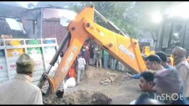 कुंडा: प्रतापगढ़: पिकअप अनियंत्रित होकर पेड़ से टकराई, ड्राइवर की दर्दनाक मौत। जेठवारा थाना क्षेत्र के बाबूगंज रोड पर फसियालगढ़ का मामला