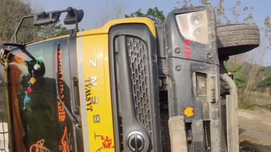 जोल: स्तोथर में खनन सामग्री से भरा टिप्पर पलटा, चालक की मौत