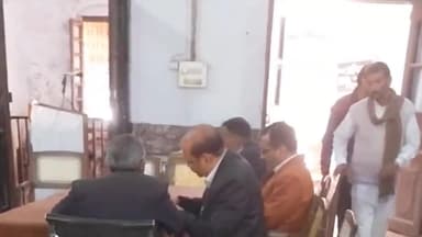 बहराइच: जिला बार एसोसिएशन सभागार में ग्राम न्यायालयों की स्थापना के विरोध में अधिवक्ताओं ने की बैठक हुए न्यायिक कार्य से विरत