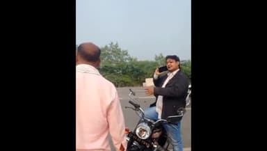 मऊरानीपुर: सत्यम ढाबा के पास एक ही दिशा में जा रही दो मोटरसाइकिलें आपस में टकराई, मौके पर पहुंची पुलिस।