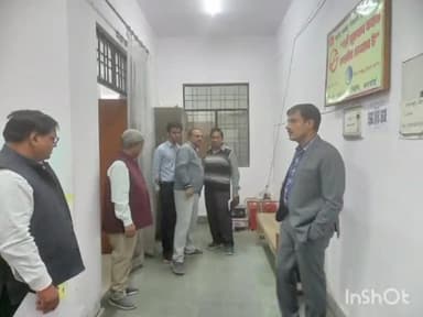 हरदोई: जिलाधिकारी ने किया निर्वाचन कार्यालय का निरीक्षण