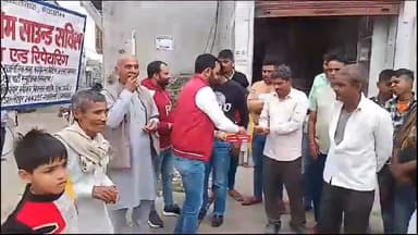 धनौरा: छत्तीसगढ़ मध्य प्रदेश राजस्थान में भाजपा की जीत के बाद गजरौला के अलीपुर में मिठाई बड़ते भाजपा नेता विनोद गुर्जर