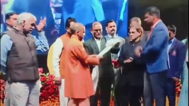 रामपुर: रविवार को रामपुर जिलाधिकारी रविंद्र कुमार को मुख्यमंत्री योगी आदित्यनाथ द्वारा राज्य पुरस्कार से सम्मानित किया गया