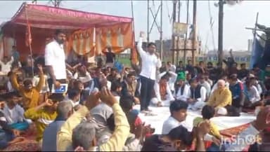 धौलाना: धौलाना के मसूरी-गुलावठी रोड़ पर स्थित कम्पनी के गेट पर ताला लगाने का प्रयास करते हुए किसानों ने किया धरना-प्रदर्शन