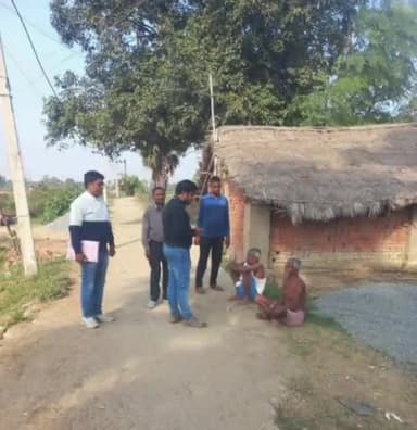 सोनभद्र बंशी सुर्यपुर: धरनई गांव पहुंच BPRO ने मतदाता सूची में नाम जोड़ने के कार्यों का किया निरीक्षण