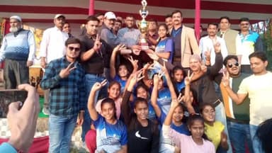 सोनपुर: डाक बंगला मैदान सोनपुर में आयोजित कबड्डी प्रतियोगिता में पुरुष वर्ग में परसा और महिला वर्ग में गरखा की टीम बनी विजेता