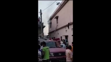 बरौली: बतरदे गांव में शार्ट सर्किट से एक घर में लगी आग, करीब दस लाख की संपत्ति जलकर हुई राख; मौके पर पहुंची दमकल की गाड़ी