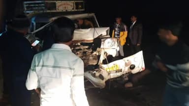 घाटमपुर: जगन्नाथपुर गांव के पास तेज रफ्तार ट्रक के अचानक ब्रेक लगाने से पीछे चल रहा लोडर ट्रक में घुसा,लोडर चालक की हुई मौत