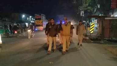 गढ़मुक्तेश्वर: सिंभावली और गढ़ थाना प्रभारी निकले सड़कों पर, सुरक्षा व्यवस्था का लिया जाएगा,