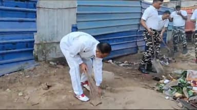 गोरखपुर: गोलघर में सशस्त्र सीमा बल व जिला प्रशासन ने चलाया सफाई अभियान, SSB के DIG भी रहे मौजूद