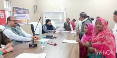 मोदीनगर: मिड डे मील के खाने का पैसा ना मिलने का आरोप लगाते हुए एक महिला स्टाफ ने अधिकारियों से शिकायत की