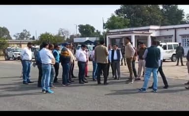 धनबाद/केंदुआडीह: उपराष्ट्रपति के आगमन को लेकर के उपायुक्त ओर वरीय पुलिस अधीक्षक ने बरवाअड्डा स्थित हवाई अड्डे का किया निरीक्षण