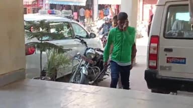 गोपालगंज: हजियापुर मोड़ के समीप एनएच के किनारे खड़ी बस में घुसकर चोरी करते युवक को लोगों ने पकड़कर पीटा, आरोपी को किया गिरफ्तार