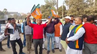 बिहार: तीन राज्यों में भाजपा की जीत करीब देखकर भाजपाइयों ने श्रम कल्याण केंद्र के मैदान में गुलाल लगाकर खुशी का किया इजहार