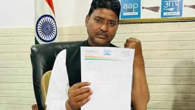 रामपुर: बरेली गेट स्थित AAP कार्यालय में सभासद अब्दुल अय्यूब ने सांसद संजय सिंह की रिहाई की मांग को लेकर अपने खून से पत्र लिखा