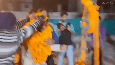 सिंगरौली: जिले के मुस्लिम समुदाय ने सिंगरौली नवनियुक्त भाजपा विधायक को तराज़ू पर लड्डू से तोड़कर मनाई खुशी, वीडियो हुआ वायरल