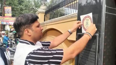 रामपुर: कलेक्ट्रेट परिसर और आवास विकास कॉलोनी में DM ने स्टीकर अभियान की शुरुआत कर लोगों को मतदाता जागरूकता की जानकारी दी