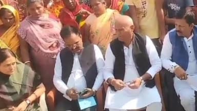 सोनपुर: लोक जनशक्ति पार्टी रामविलास के प्रतिनिधि मंडल ने इस्माइल चक पहुंचकर मृतक के परिजनों से की मुलाकात, की गई थी हत्या