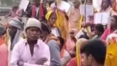 सिधाव: बिहार दिव्यांग संघ के बैनर तले बगहा अनुमंडल के दिव्यांगों ने अपनी 35 सूत्रीय मांगों को लेकर दिया धरना