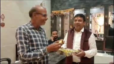 गोरखपुर: भाजपा के तीन राज्यों में जीत के बाद भाजपा युवा मोर्चा के सदस्यों ने गोरखपुर में एक दूसरे को मिठाई खिलाकर मनाया जश्न