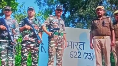 इकौना: श्रावस्ती में समवाय सुइयां इलाके में भारत नेपाल सीमा पर SSB और यूपी पुलिस के जवानों ने संयुक्त गश्त किया