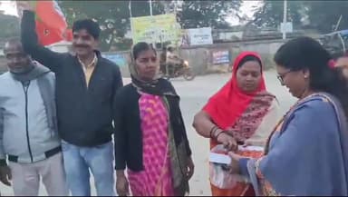 भरनो: भरनो में भाजपा कार्यकर्ताओं ने आतिशबाजी व मिठाई खिला जीत का मनाया जश्न