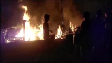 गोरौल: पिरापुर बभनटोली गांव में बिजली के शॉट सर्किट से एक घर मे लगी आग 50 हजार नगद सहित लाखों रुपये की समान जलकर हुआ राख