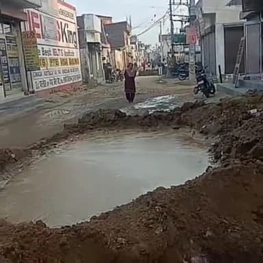 जगाधरी: आईटीआई पर चल रहे गेराज सीवरेज के कार्य से परेशान है कॉलोनी वासी बोले जल्द किया जाए कार्य पूरा