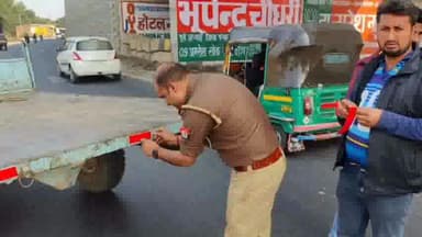 गढ़मुक्तेश्वर: सिंभावली के वैठ मोड़ व बिजली घर के सामने वाहनों पर थाना प्रभारी ने लगाए रिफ्लेक्टर