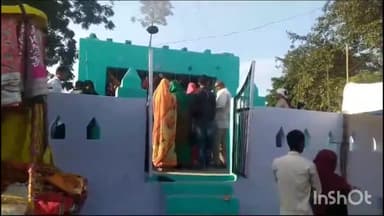 गोला गोकरणनाथ: रोशन नगर कस्बे में लगे मौलवी साहब मेला में हकीकत मांडू ने की चादरपोशी लोगों की होती है मन्नतें पूरी