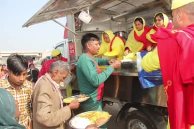 पंचकूला: विश्वास फाउंडेशन द्वारा पंचकूला के सूरजपुर ओर सेक्टर 1  माजरी चौक में गरीब और  जरूरतमंद लोगों के लिए लगाया गया लंगर