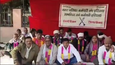 हिसार: नगर निगम के बाहर अपनी विभिन्न मांगों को लेकर भूख हड़ताल पर बैठे नगर निगम के कर्मचारी